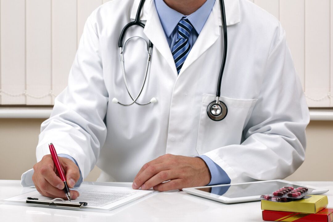 Le médecin prescrit un traitement contre les vers.