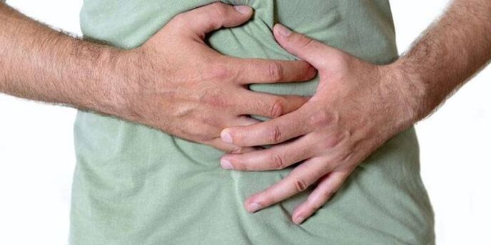 La douleur abdominale peut être un symptôme de l'helminthiase. 