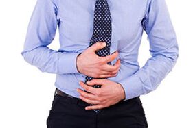 Les douleurs abdominales chez un homme sont une raison de penser à la présence de parasites dans le corps. 